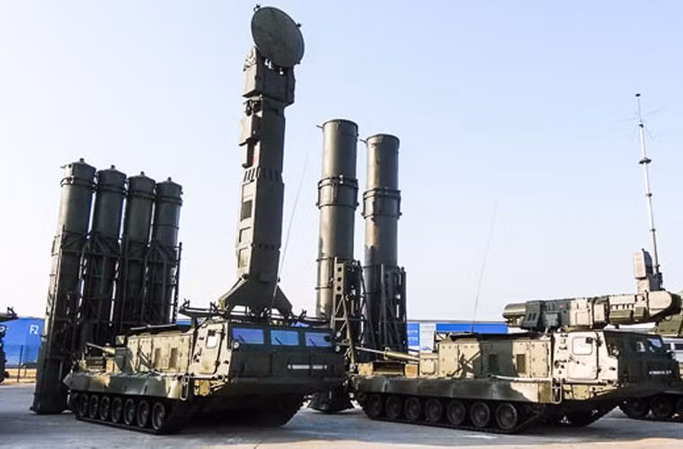 Litovkin cũng cho biết thêm rằng S-300V4 chính là hệ thống "Antey-2500" được nâng cấp, nó có thể phá hủy các tên lửa đạn đạo của đối phương đang bay ở vận tốc 1,5 dặm/giây, và nó có thể bảo vệ mục tiêu trong bán kính lên tới 93 dặm.