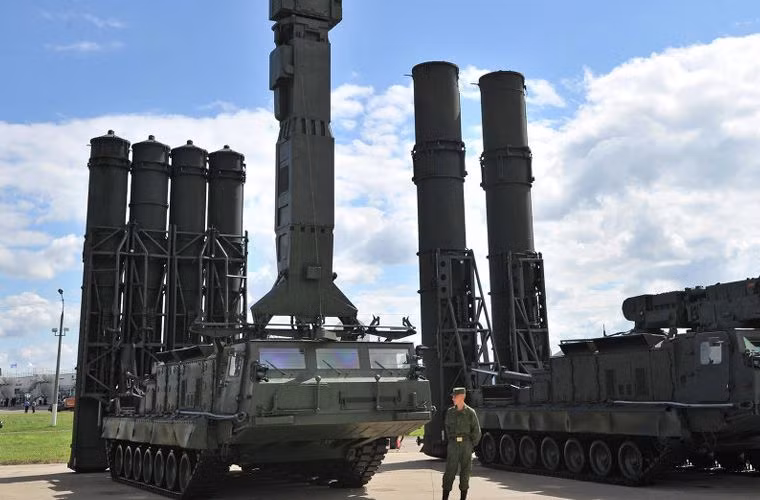 Kênh truyền hình Fox News dẫn nguồn tin từ cộng đồng tình báo Mỹ cho rằng, việc Nga triển khai hệ thống tên lửa phòng không S-300V4 tại Syria dường như là nhắm thẳng vào máy bay Mỹ, bởi Nga lo sợ một cuộc không kích "nhầm" của Mỹ có thể giết hại binh lính của họ.