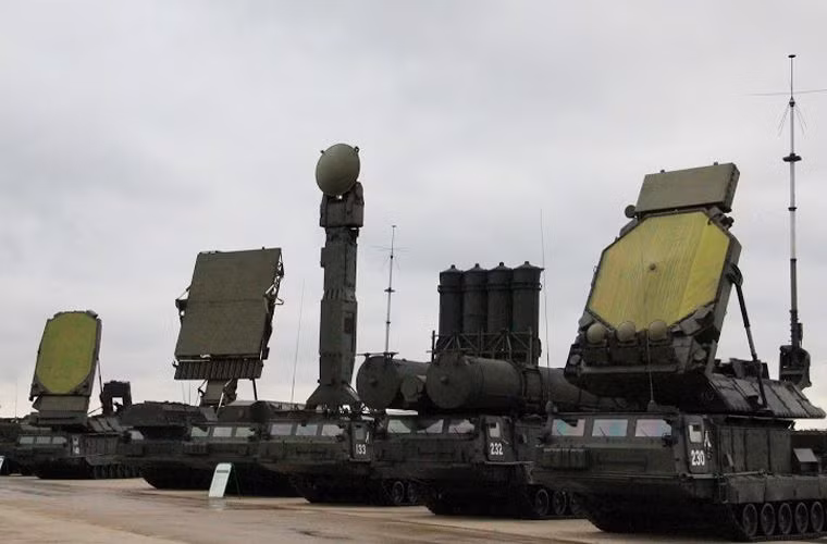 Không giống như "tiền nhiệm" S-300, S-300V4 không sử dụng khung gầm xe tải bánh lốp mà thay vào đó là khung gầm bánh xích. Với khung gầm này chúng sẽ thực sự có được độ cơ động tốt hơn trên chiến trường, có thể dễ dàng di chuyển đến mọi vị trí đóng quân và bảo vệ căn cứ.