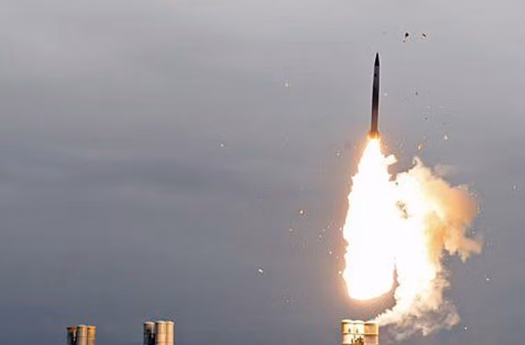 "Nó (S-300V4) sẽ được di chuyển trong cùng đoàn xe bọc thép, xe tăng, hay xe vận tải, nhiệm vụ của nó là bảo vệ các đoàn xe này cũng như các lực lượng mặt đất khỏi sự tấn công từ máy bay hoặc tên lửa của liên quân", Viktor Litovkin - chuyên gia quân sự của của TASS nói với trang tin RIR.