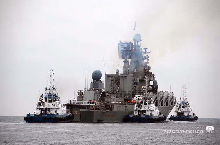 Theo thiết kế, lượng giãn nước tối đa của Marshal Ustinov là 11.280 tấn với chiều dài thân tàu lên đến 186m, nó có thủy thủ đoàn gần 500 người và có thể hoạt động liên tục trên biển trong vòng 30 ngày. Nguồn ảnh: zvezdochka-ru.livejournal.