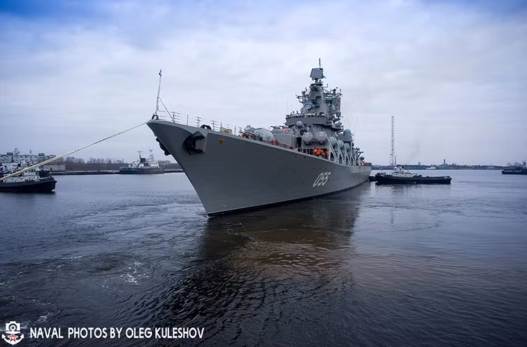 Một trong những điểm nhấn trong chương trình nâng cấp Marshal Ustinov chính là việc nó được trang bị các hệ thống radar thế hệ mới như hệ thống radar cảnh báo sớm “Boletus”, hệ thống radar mảng pha trinh sát tầm thấp Fregat-M2M và hệ thống radar trinh sát tầm xa MR-650 Podberezovik-ET2. Nguồn ảnh: Kuleshovoleg.Livejournal.