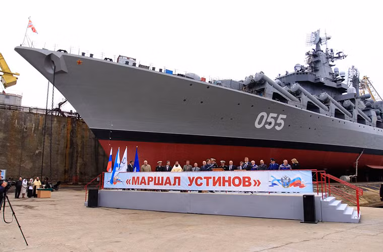 Theo Phó chủ tịch Igor Ponomarev, tuần dương hạm Marshal Ustinov đang trải qua quá trình thử nghiệm trên biển sau khi hoàn tất việc sửa chữa và hiện đại hóa tại nhà máy đóng tàu Zvezdochka từ năm 2011. Trong quý IV năm nay nó sẽ được bàn giao cho Hải quân Nga trước khi lên đường trở về Severomorsk. Nguồn ảnh: Port News.