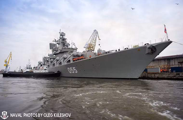 Marshal Ustinov là một trong ba tàu tuần dương hạm mang tên lửa lớp Slava còn hoạt động của Hải quân Nga. Mỗi tàu tuần dương hạm này đều được biên chế cho các hạm đội lớn nhất của Nga hiện nay gồm Hạm đội Biển Bắc, Hạm đội Thái Bình Dương và Hạm đội Biển Đen. Nguồn ảnh: Kuleshovoleg .Livejournal.