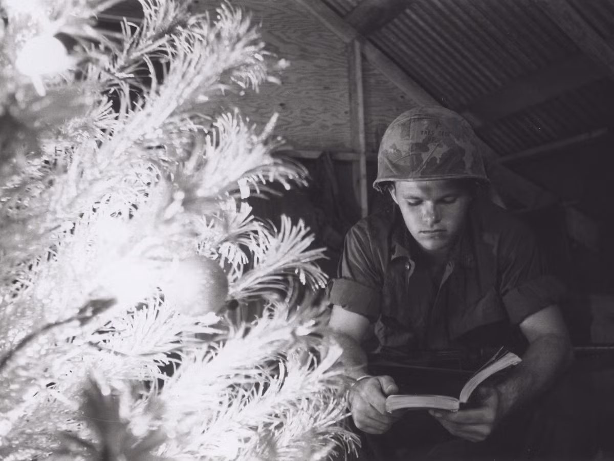 Một binh sỹ Thủy quân Lục chiến Mỹ đón Noel bên cạnh cây thông trong một doanh trại tiền tiêu ở Quảng Trị năm 1968. Nguồn Ảnh: USMarineCorpsPhoto.