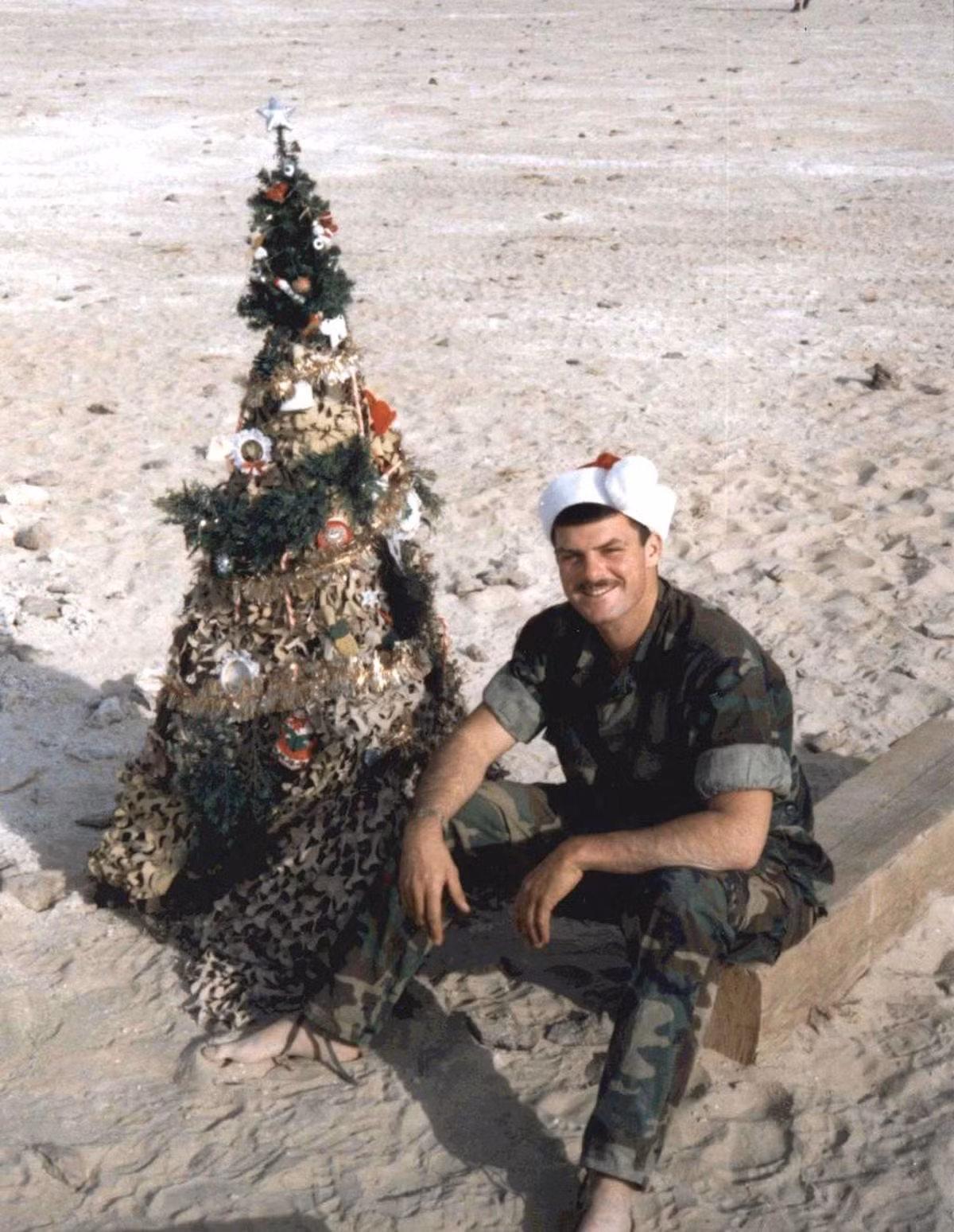 Một binh lính Thủy quân Lục chiến Mỹ đón Noel năm 1990 ngay giữa chiến trường Ả Rập Saudi trong chiến dịch Bão táp Sa mạc. Nguồn Ảnh: USMarineCorpsPhoto.