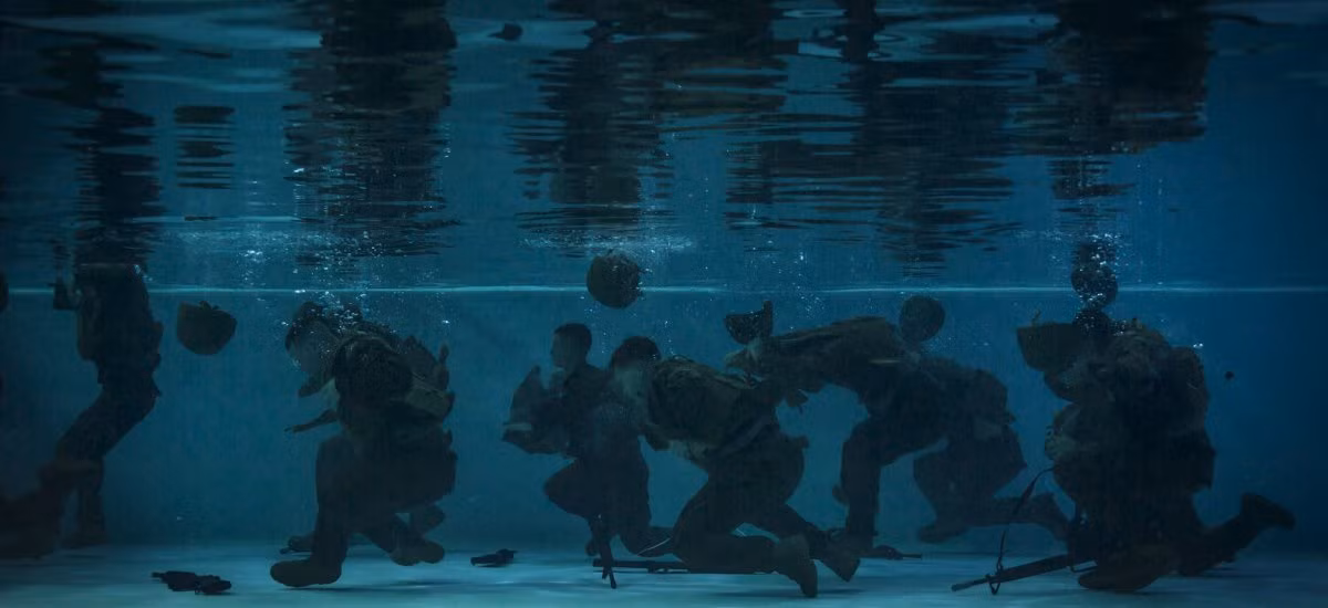 Một khóa huấn luyện với bài học cởi bỏ trang thiết bị dưới nước trong một doanh trại huấn luyện Thủy quân Lục chiến ở Bắc Carolina, tháng 3 năm 2016. Nguồn Ảnh: USMarineCorpsPhoto.