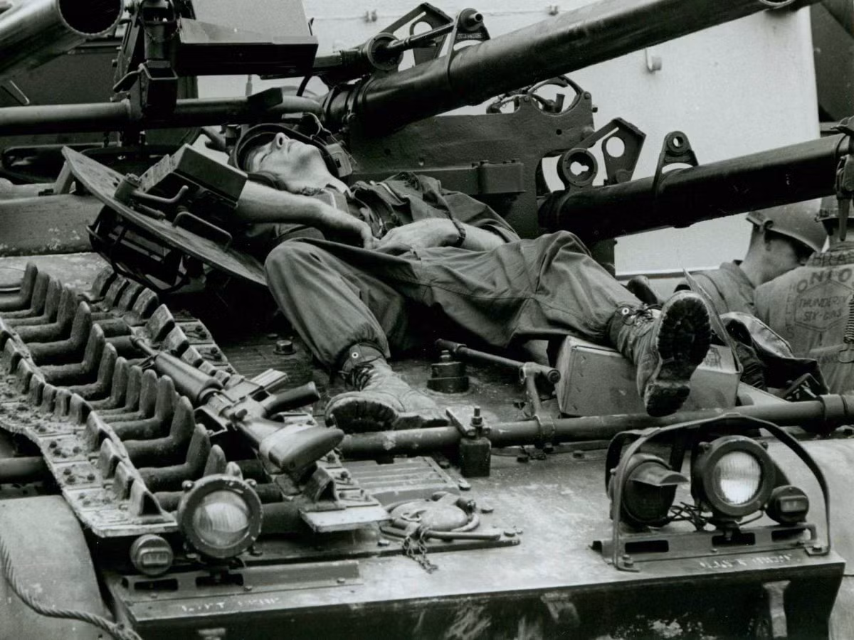 Hình ảnh một binh lính Thủy quân Lục chiến Mỹ kiệt sức nằm ngủ trên pháo tự hành chống tăng M-50 trong trận Mậu Thân 1968 tại Huế. Nguồn Ảnh: USMarineCorpsPhoto.