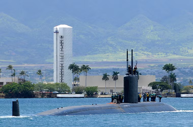 Sự xuất hiện của tàu ngầm hạt nhân USS Columbia có lẽ đã quá quen thuộc tại các căn cứ hải quân của Nhật Bản trước sự hiện diện quân sự ngày càng gia tăng của Trung Quốc ở Biển Hoa Đông. Và điều này được cho là ảnh hưởng trực tiếp đến kinh tế của Tokyo vốn dựa trên các tuyến đường hàng hải huyết mạch trong khu vực. Nguồn ảnh: Wikimedia.