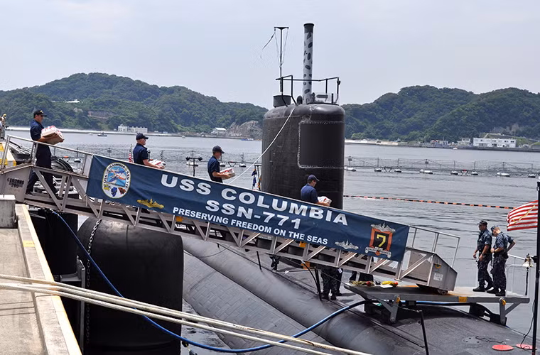 Theo hãng thông tấn Sputnik đưa tin cho hay, tàu ngầm hạt nhân USS Columbia (SSN-771) thuộc lớp Los Angeles của Hải quân Mỹ vừa cập cảng Yokosuka, Nhật Bản để tham gia hoạt động diễn tập quân sự chung giữa hai nước cũng như tái khẳng định cam kết của Washington về việc duy trì an ninh hàng hải ở khu vực Châu Á-Thái Bình Dương. Nguồn ảnh: Wikimedia.