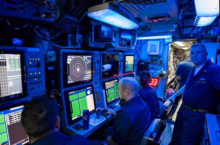 Về thiết kế, tàu USS Columbia có lượng giãn nước khi lặn là 6.900 tấn, dài 110m và có thủy thủ đoàn hơn 120 người tùy vào thời điểm. Nó được đưa vào trang bị từ tháng 10/1995 và hoạt động chính tại Thái Bình Dương với cảng nhà là Trân Châu Cảng. Nguồn ảnh: Jonesblog.