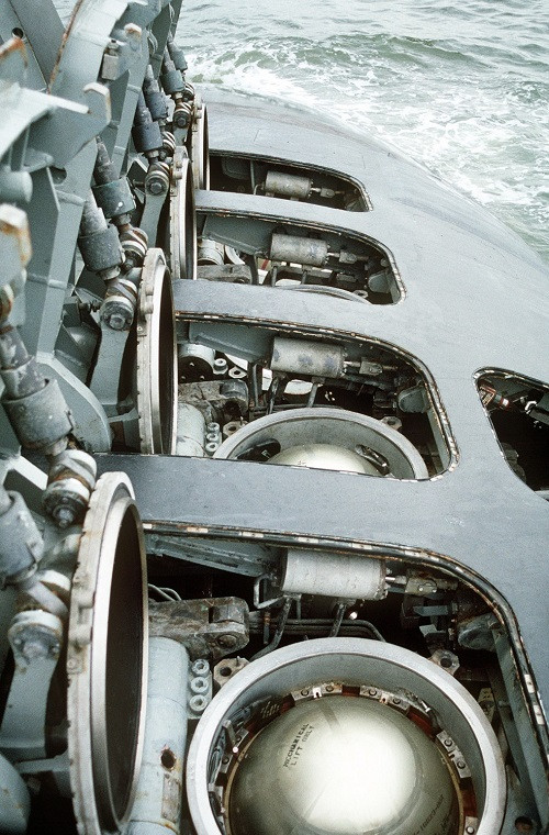 Trong các loại vũ khí của USS Columbia thì tên lửa hành trình Tomahawk được xem là chủ lực và nó được xem là cánh tay vươn dài của Hải quân Mỹ trong mọi cuộc chiến. Tomahawk có tầm bắn lên tới 2.500km và có khả năng mang theo cả đầu đạn hạt nhân chiến thuật. Nguồn ảnh: Sea Forces.