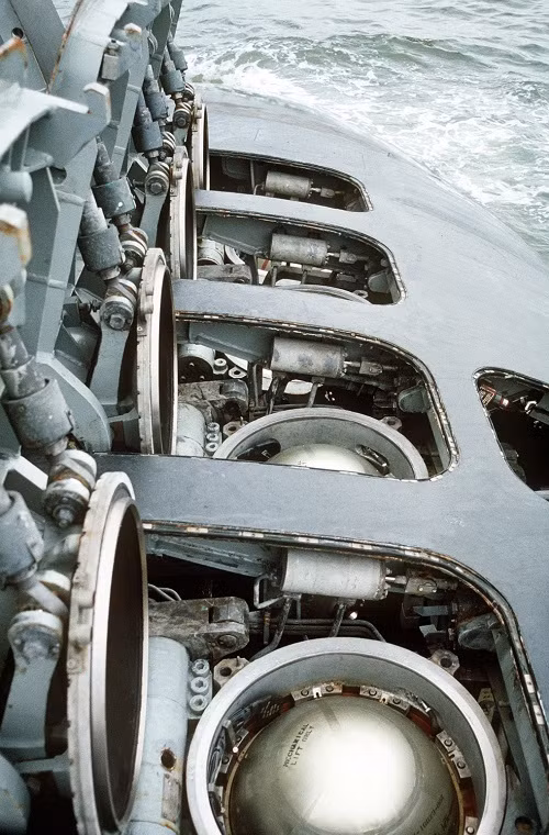 Trong các loại vũ khí của USS Columbia thì tên lửa hành trình Tomahawk được xem là chủ lực và nó được xem là cánh tay vươn dài của Hải quân Mỹ trong mọi cuộc chiến. Tomahawk có tầm bắn lên tới 2.500km và có khả năng mang theo cả đầu đạn hạt nhân chiến thuật. Nguồn ảnh: Sea Forces.