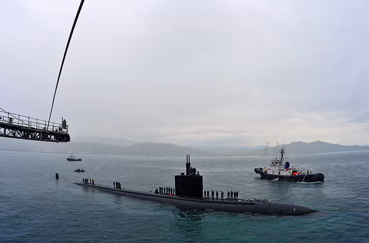 USS Columbia là một trong 62 tàu ngầm hạt nhân tấn công lớp Los Angeles của Hải quân Mỹ và cũng là một trong những lớp tàu ngầm tấn công hiện đại nhất thế giới hiện nay. Không giống như hải quân các nước khác trên thế giới, Mỹ không duy trì biên đội tàu ngầm diesel-điện mà chỉ sử dụng các tàu ngầm hạt nhân. Nguồn ảnh: U.S. Pacific Fleet.