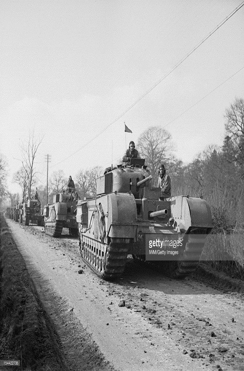 Điều này cũng dẫn tới việc một số biến thể Churchill đầu tiên chỉ được trang bị pháo chính 40mm. Do đó, húng chỉ có thể tiêu diệt các công sự hay ụ súng máy của đối phương trên chiến trường nhằm hỗ trợ cho bộ binh vượt qua phòng tuyến địch. Nguồn ảnh: Gelty Images.