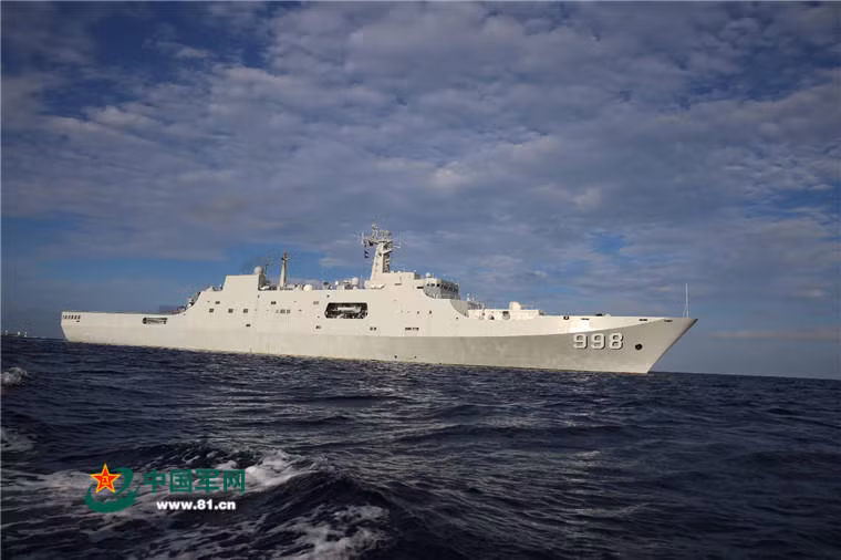 Tàu đổ bộ trực thăng Type-071, một trong những tàu chiến lớn nhất của Hải quân Trung Quốc với lượng choán nước 20.000 tấn. Ảnh: 81.cn