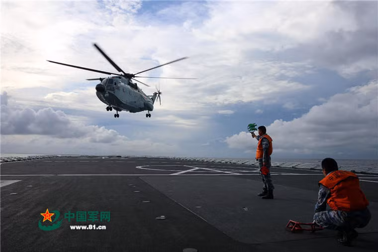 Máy bay trực thăng Z-18 cất cánh từ tàu đổ bộ lớp Ngọc Chiêu. Hải quân Trung Quốc đang có 4 tàu loại này trong biên chế, trong đó 3 chiếc thuộc Hạm đội Nam Hải, 1 chiếc thuộc Hạm đội Đông Hải. Lớp tàu này được xem là trụ cột cho sức mạnh đổ bộ của Hải quân Trung Quốc. Ảnh: 81.cn