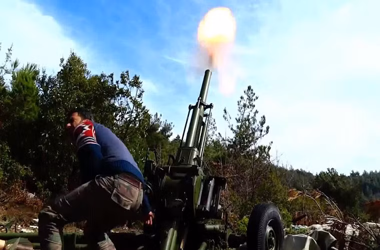 Một trong những lợi thế lớn của súng cối 2B9 Vasilek trước các loại cối 82mm thông thường khác chính là tốc độ bắn của nó từ 100-120 phát/phút, trong khi đó con số này đối với cối 82mm 2B14 Podnos chỉ tầm 30 phát/phút. Ngoài ra nó cũng có tầm bắn tối đa lên tới hơn 4.000m và tối thiểu là 800m. Nguồn ảnh: Youtube.