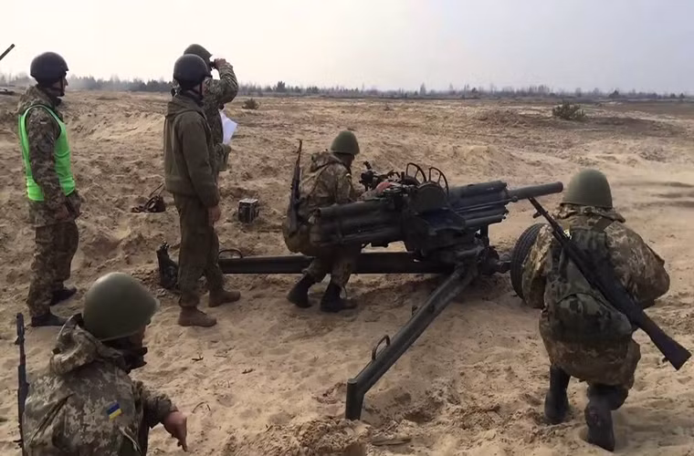 Một điểm đặc biệt khác của 2B9 Vasilek so với cối thông thường là khả năng bắn thẳng của nó với góc nâng hạ nòng từ -1 ° đến 85 ° góc xoay 60 °, cho phép pháo thủ sử dụng 2B9 Vasilek như một khẩu pháo thông thường trong tác chiến phòng thủ lẫn tấn công khi cần thiết. Nguồn ảnh: Youtube.