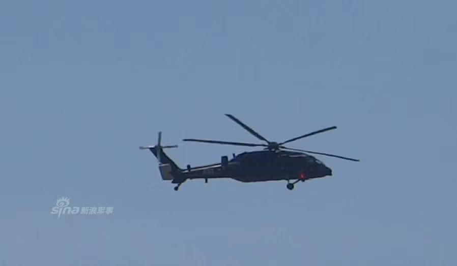 Dưới mũi Z-20 được trang bị hệ thống tìm kiếm và chỉ thị mục tiêu FLIR cho phép mang vũ khí tấn công và chi viện hỏa lực hạng nhẹ, tương tự phiên bản vũ trang của Mi-17. Ảnh: Sina