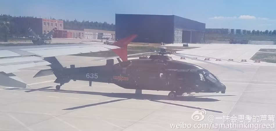 Z-20 được cho là có thể chở theo 12-15 binh sĩ với đầy đủ trang bị, hoặc 5 tấn hàng hóa, trong đó 4 tấn trong khoang và 1 tấn treo ngoài cánh. Ảnh: Weibo