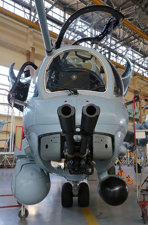 Khả năng chiến đấu cũng như hệ thống vũ khí trên Mi-35 được đánh giá vượt trội hơn hoàn toàn so với Mi-24, tuy nhiên Mi-24 vẫn là nền tảng trực thăng tấn công chính của Không quân Nga. Nguồn ảnh: Fyodor.