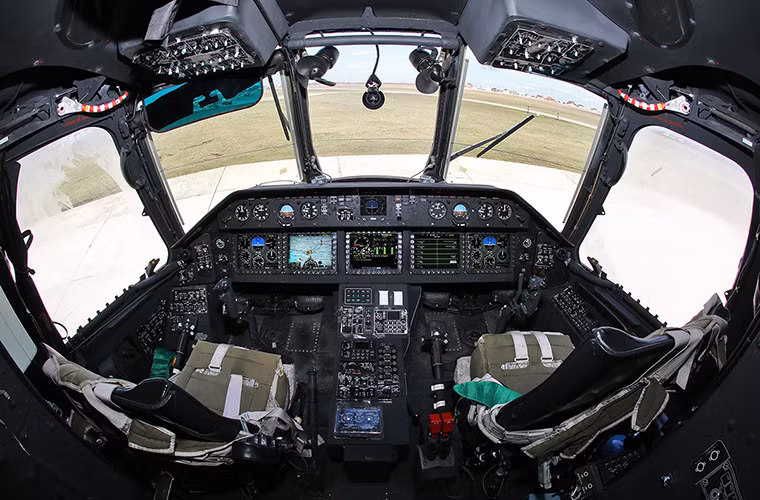 Bên trong buồng lái của Mi-26T2, để vận hành cỗ máy này cần tới phi đoàn lên đến 5 người trong đó 2 phi công, 1 kỹ sư hàng không, 1 hoa tiêu và 1 nhân viên kỹ thuật. Nguồn ảnh: Fyodor.