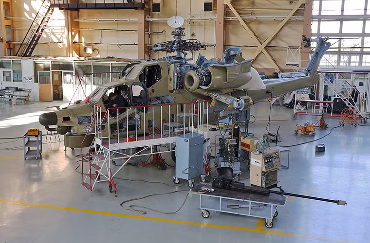Nhà máy chế tạo trực thăng Rostovka là một trong những nơi chế tạo các dòng trực thăng hiện đại nhất của Nga hiện nay như Mi-28, Mi-26 và Mi-35. Trong đó nổi bật nhất vẫn là những chiếc trực thăng tấn công Mi-28N dành cho Không quân Nga cũng như xuất khẩu. Nguồn ảnh: Fyodor.