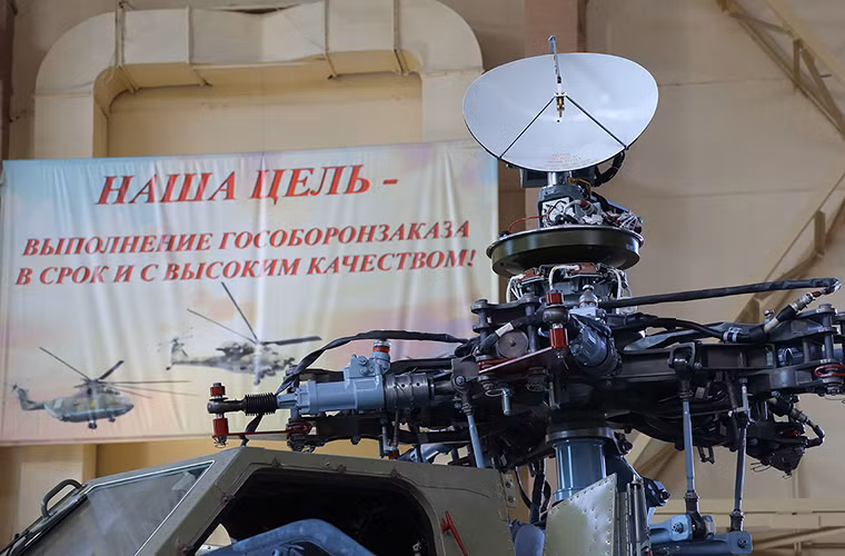 Cận cảnh một chiếc trực thăng Mi-28N với hệ thống radar N025E được đặt ngay trên cánh quạt nâng chính. Nguồn ảnh: Fyodor.