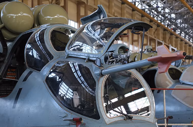 Ngay cạnh những chiếc Mi-28N là trực thăng tấn công Mi-35 biến thể hiện đại hóa huyền thoại Mi-24. Nguồn ảnh: Fyodor.