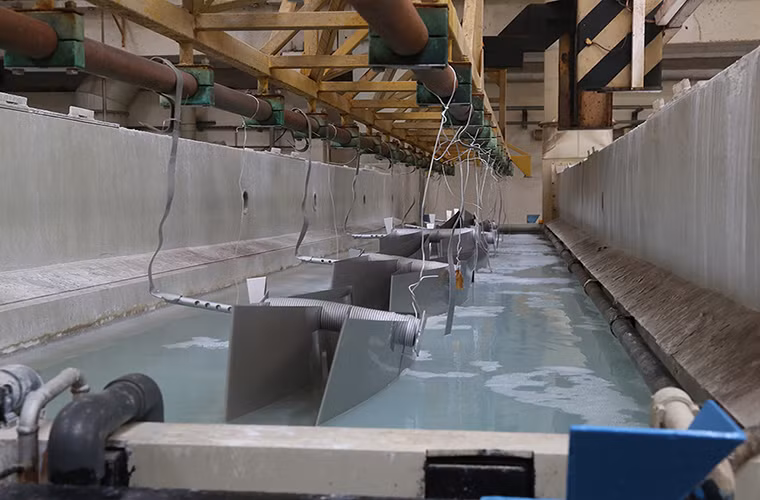 Bên trong một dây chuyền mạ linh kiện tại Rostovka trong nó không được ngăn nắp như bên trong các phân xưởng lắp ráp. Nguồn ảnh: Fyodor.