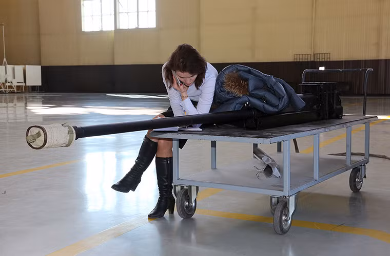 Hình ảnh một phóng viên đến thăm quan Rostovka ngồi ngay cạnh khẩu pháo 30mm của Mi-28N. Nguồn ảnh: Fyodor.