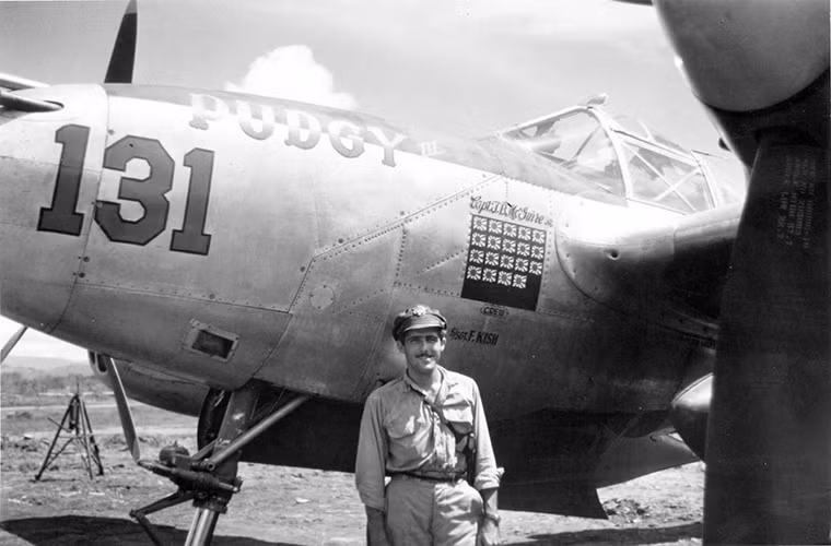 Vị trí top 2 thuộc về phi công kỳ cựu Thomas B. McGuire với 38 lần bắn hạ máy bay đối phương tại Mặt trận Thái Bình Dương cùng chiếc tiêm kích P-38 của mình. McGuire chỉ phục vụ trong Không quân Mỹ đến hết CTTG 2 thì giải ngũ.