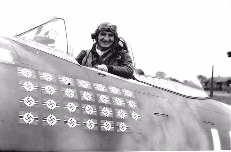 Vị trí thứ 4 thuộc về Francis "Gabby" Gabreski cũng là một phi công hàng đầu khác của Không quân Mỹ ở Châu Âu, ông bắn hạ được 28 lần máy bay đối phương không chỉ là ACE trong CTTG 2 Gabreski còn ACE của Mỹ trong Chiến tranh Triều Tiên trong đầu những năm 1950.