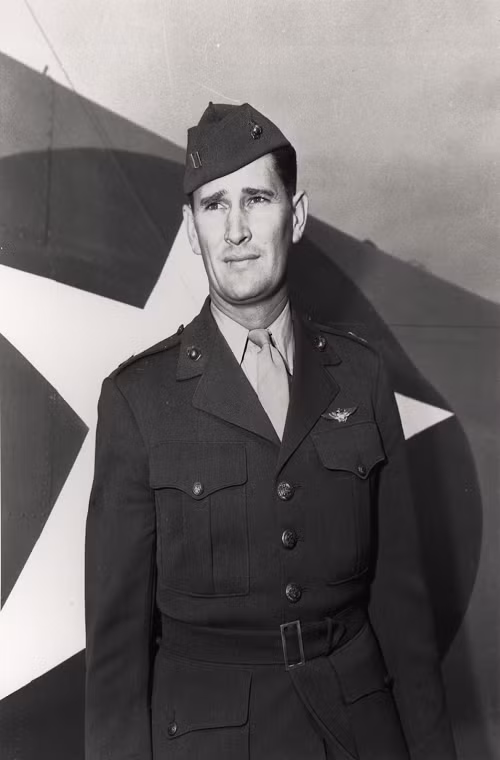 Vị trí số 9 là Joseph J. Foss với thành tích 26 lần bắn hạ máy bay đối phương, ông nhập ngũ vào năm 26 tuổi và cũng tham gia lực lượng Lính thủy Đánh bộ Mỹ. Chiến đấu cơ yêu thích của Foss là chiếc Grumman F4F Wildcat và ông cũng được trao tăng huân chương Danh dự cho chiến tích của tại Mặt trận Thái Bình Dương. Sau này Foss trở thành Thống đốc bang Nam Dakota từ năm 1955.