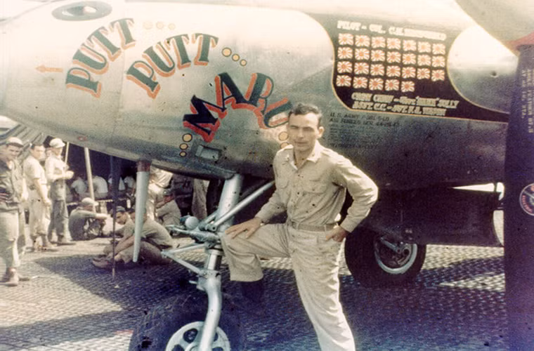 Phi công ở vị trí số 6 là Charles H. MacDonald với chiếc tiêm kích Lockheed P-38 Lightning huyền thoại, ông bắn hạ 27 máy bay đối phương trong CTTG 2 chủ yếu tại Mặt trận Thái Bình Dương. MacDonald là một phi công kỳ cựu của Lính thủy Đánh bộ Mỹ nhập ngũ vào năm 1938 và đóng quân tại Trân Châu Cảng khi Hải quân Nhật Bản tấn công nơi này.