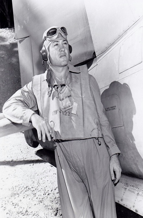 Vị trí số 8 là một phi công khác thuộc Lính thủy Đánh bộ Mỹ - Gregory Boyington một trong những huyền thoại của Hải quân Mỹ trong CTTG 2 với 26 lần bắn hạ máy bay đối phương. Gregory Boyington được phong tặng cả hai huân chương Danh dự và Thập tự Hải quân với những thành tích trong chiến đấu của mình. Boyington cũng từng tham gia phi đội tình nguyện “Flying Tigers” trong biên chế Không quân Trung Quốc.