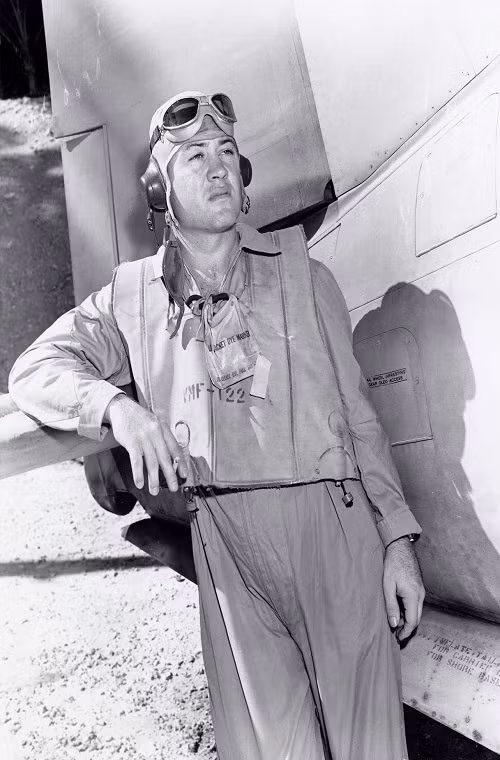 Vị trí số 8 là một phi công khác thuộc Lính thủy Đánh bộ Mỹ - Gregory Boyington một trong những huyền thoại của Hải quân Mỹ trong CTTG 2 với 26 lần bắn hạ máy bay đối phương. Gregory Boyington được phong tặng cả hai huân chương Danh dự và Thập tự Hải quân với những thành tích trong chiến đấu của mình. Boyington cũng từng tham gia phi đội tình nguyện “Flying Tigers” trong biên chế Không quân Trung Quốc.