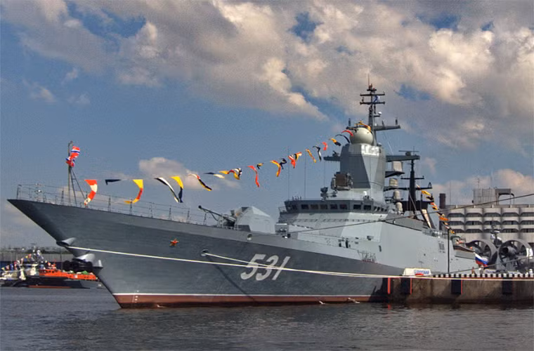 Tàu chiến "khủng" nhất Nga cuối cùng trong danh sách của Sputnik là tàu hộ vệ tàng hình mang tên lửa Soobrazitelnyy. Nó cũng là tàu duy nhất thuộc lớp tàu cùng tên. Soobrazitelnyy được đưa vào trang bị từ năm 2011 và là một phần của Hạm đội Baltic. Nguồn ảnh: Naval Today.