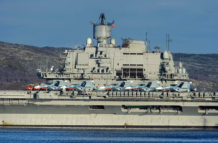 Đô đốc Kuznetsov là một trong hai tàu sân bay thuộc lớp Kuznetsov vẫn còn hoạt động trên thế giới được đưa vào hoạt động từ những năm 1990. Tàu sân bay này có thể mang theo 28 máy bay chiến đấu cùng 24 trực thăng vũ trang các loại với trang bị chính vẫn là những chiếc MiG-29K và Ka-27. Nguồn ảnh: TASS.