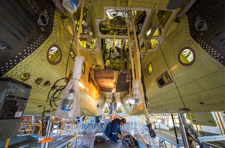 Trước đó vào tháng 11/2015, Trung Quốc đã ký hợp đồng mua 24 chiếc Sukhoi Su-35 từ Nga với giá trị ước tính lên tới 2 tỷ USD trong đó bao gồm cả chi phí đào tạo phi công, cung cấp các thiết bị hỗ trợ mặt đất, phụ tùng và động cơ thay thế. Nguồn ảnh: TASS.