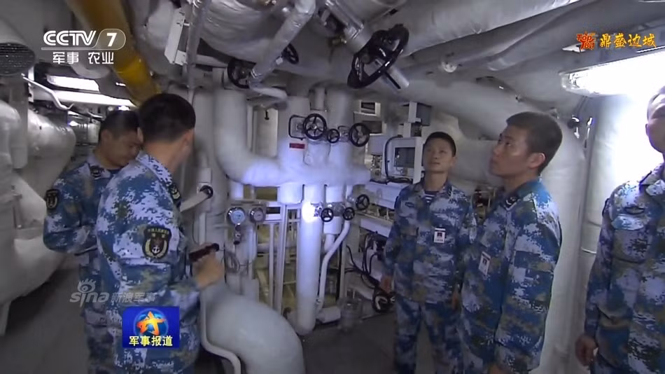 Hệ thống ống dẫn của nồi hơi được bọc cách nhiệt tốt và luôn được các kỹ thuật viên theo dõi sát sao các thông số khi vận hành. Ảnh: CCTV7