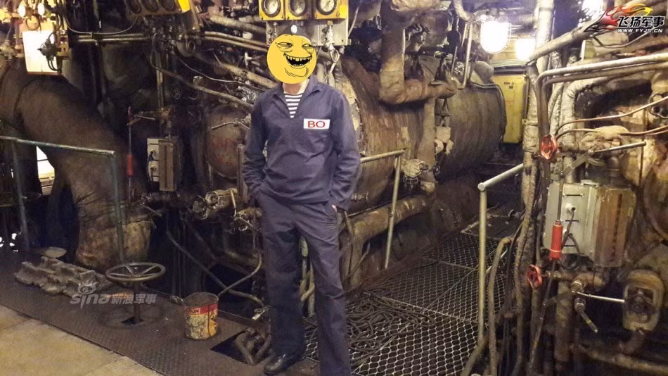 Nếu không có thủy thủ Nga và một số bóng đèn được thắp sáng phía sau, người ta sẽ nghĩ rằng đây là một con tàu bỏ hoang chứ không phải là một biểu tượng sức mạnh của hải quân Nga. Ảnh: Sina