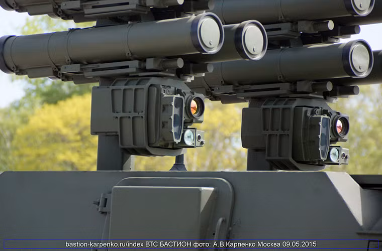 Trong khi đó ở Kornet-D, tổ hợp tên lửa chống tăng này cụm tổ hợp chiến đấu của nó được trang bị hai hệ thống dẫn đường riêng biệt dành cho hai cụm ống phóng Kornet-E, điều hoàn toàn cho phép nó có thể tấn công đồng thời hai mục tiêu cùng một lúc. Nguồn ảnh: Bastion-Karpenko.