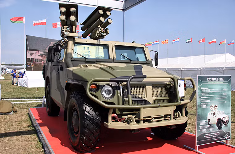 Điểm giống nhau nhất giữa Kornet-D và YJ2080C2 chúng đều sử dụng chung thiết kế gầm bọc thép YJ2080 và GAZ Tigr. Kornet-D được trang bị cụm tổ hợp chiến đấu với 8 ống phóng tên lửa chống tăng dẫn đường Kornet-E được bố trí ngay phía sau xe, YJ2080C2 cũng có thiết kế tương tự. Nguồn ảnh: Wikiwand.