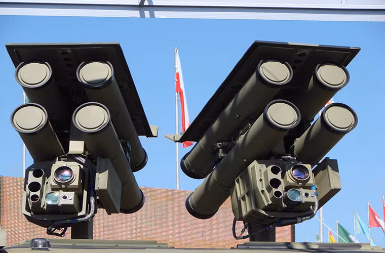 Còn tên lửa chống dẫn đường Kornet-E là một trong những mẫu tên lửa chống tăng hiện đại nhất của Nga hiện nay, nó có tầm bắn hiệu quả từ 150-10.000m được dẫn đường bằng laser với cơ chế hoạt động bắn rồi quên. Mỗi tổ hợp Kornet-D có thể mang theo tới 16 tên lửa Kornet-E với 8 tên lửa luôn trong tình trạng sẵn sàng chiến đấu với thời gian triển khai chỉ trong 7 giây. Nguồn ảnh: Wikiwand.