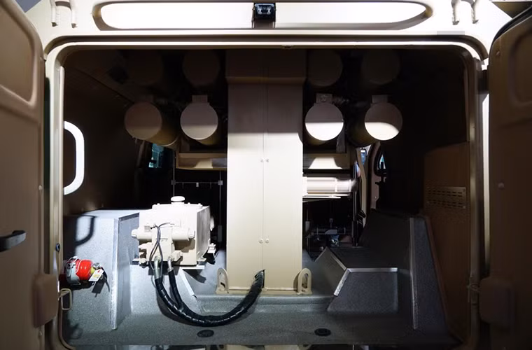 Đối với YJ2080C2 nó cũng có thiết kế tương tự nhưng chỉ có thể mang theo tối đa 8 tên lửa và mỗi tổ hợp chỉ cần tới 2-3 binh sĩ để triển khai, toàn bộ tổ hợp chiến đấu này hoạt động hoàn toàn tự động. Nguồn ảnh: Shuoke.