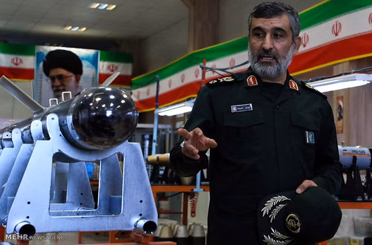 Trong ảnh là một mẫu bom lượn thông minh được Iran phát triển cho các dòng UAV tấn công của nước này, nhiều khả năng nó cũng được trang bị một đầu dẫn quang ảnh nhiệt hoặc hình ảnh với thiết kế như vậy.