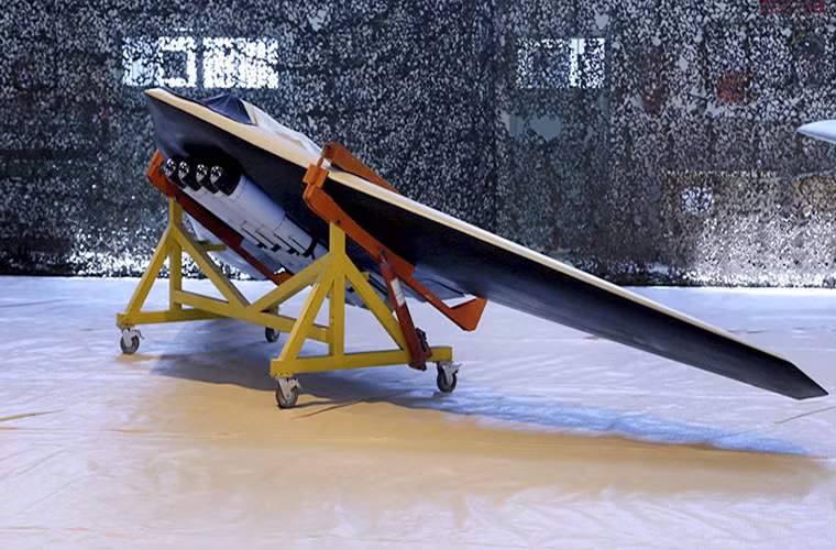 Theo trang AR, Không quân Iran vừa cho ra mắt mẫu UAV tàng hình Saeqeh với khả năng triển khai các loại vũ khí dẫn đường chính xác. Đáng chú ý, Saeqeh vốn được thiết kế trên cơ sở UAV RQ-170 của Mỹ mà Iran bắt sống.