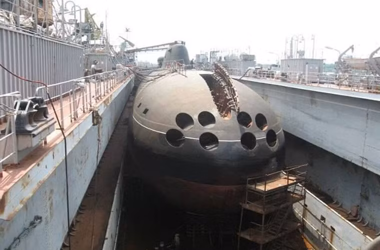 Tàu ngầm hạt nhân tấn công Akula được Liên Xô phát triển từ những năm 1980 với chiếc đầu tiên được đưa vào trang bị vào năm 1984 có tên K-284 “Akula”. Trong tổng số 21 tàu được đóng theo kế hoạch của Liên Xô thì chỉ có 15 tàu được hoàn thành và hiện tại chỉ còn 9 chiếc phục vụ trong biên chế Hải quân Nga và một chiếc trong Hải quân Ấn Độ. Nguồn ảnh: Pinterest.